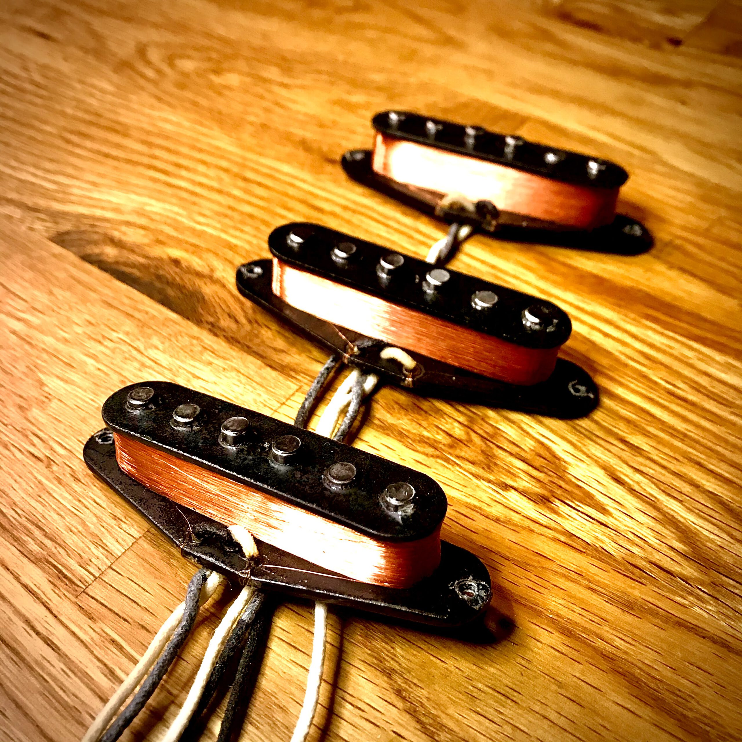 Stratocaster Pickup-Set Dornfelder: drei handgewickelte Single Coils ohne Kappen mit sichtbarer Kupferspule