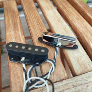 Telecaster Pickup-Set Rivaner: Steg-Pickup und Hals-Pickup mit Chromkappe, handgewickelt, auf einer Holzbank