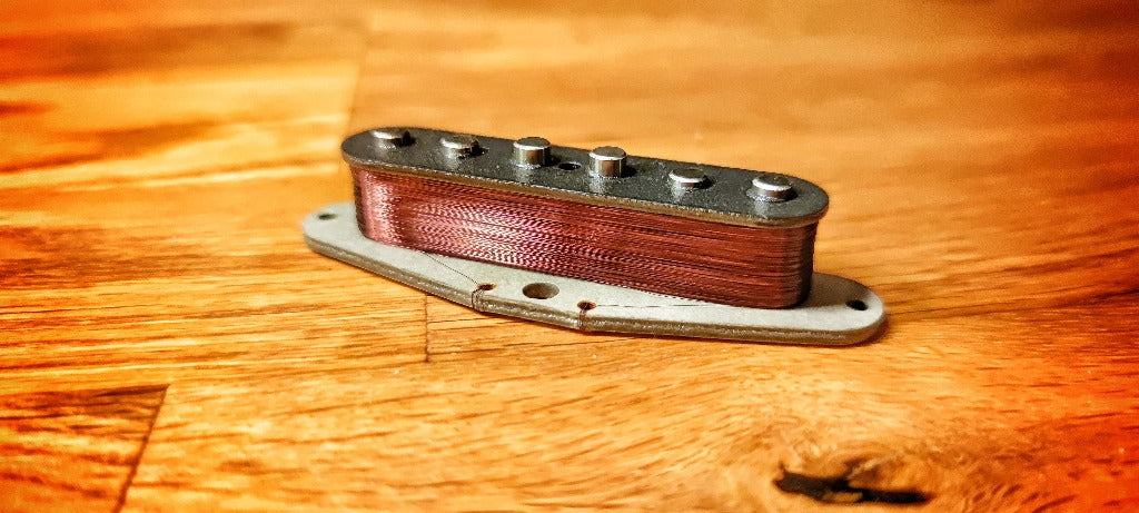 Nahaufnahme eines Tonabnehmers aus dem Strat-Set Spätburgunder mit Vintage-Stagger-Magneten