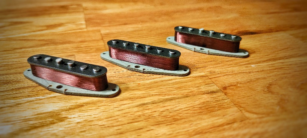 Stratocaster Pickup-Set Spätburgunder: drei handgewickelte Single Coils mit Plain-Enamel-Draht ohne Kappen