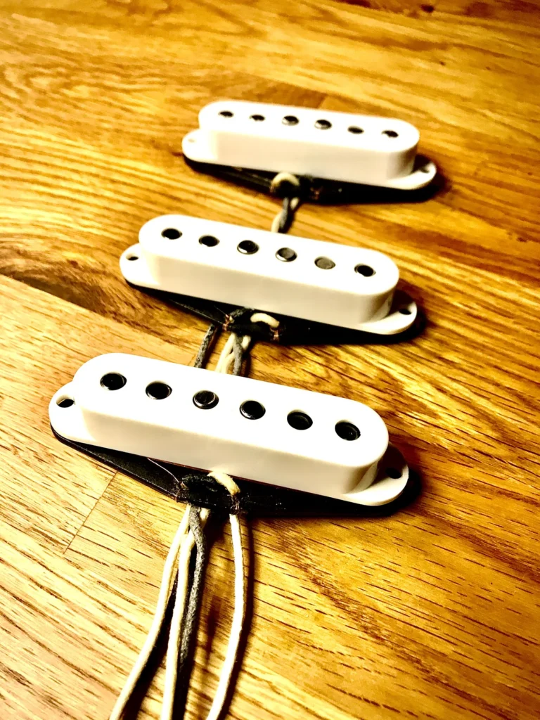 Stratocaster Pickup-Set mit weißen Kappen auf Eiche