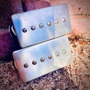 P-94 Pickup-Set „Schluggimpfung“: zwei Tonabnehmer im Humbucker-Format mit gebürsteten Metallkappen
